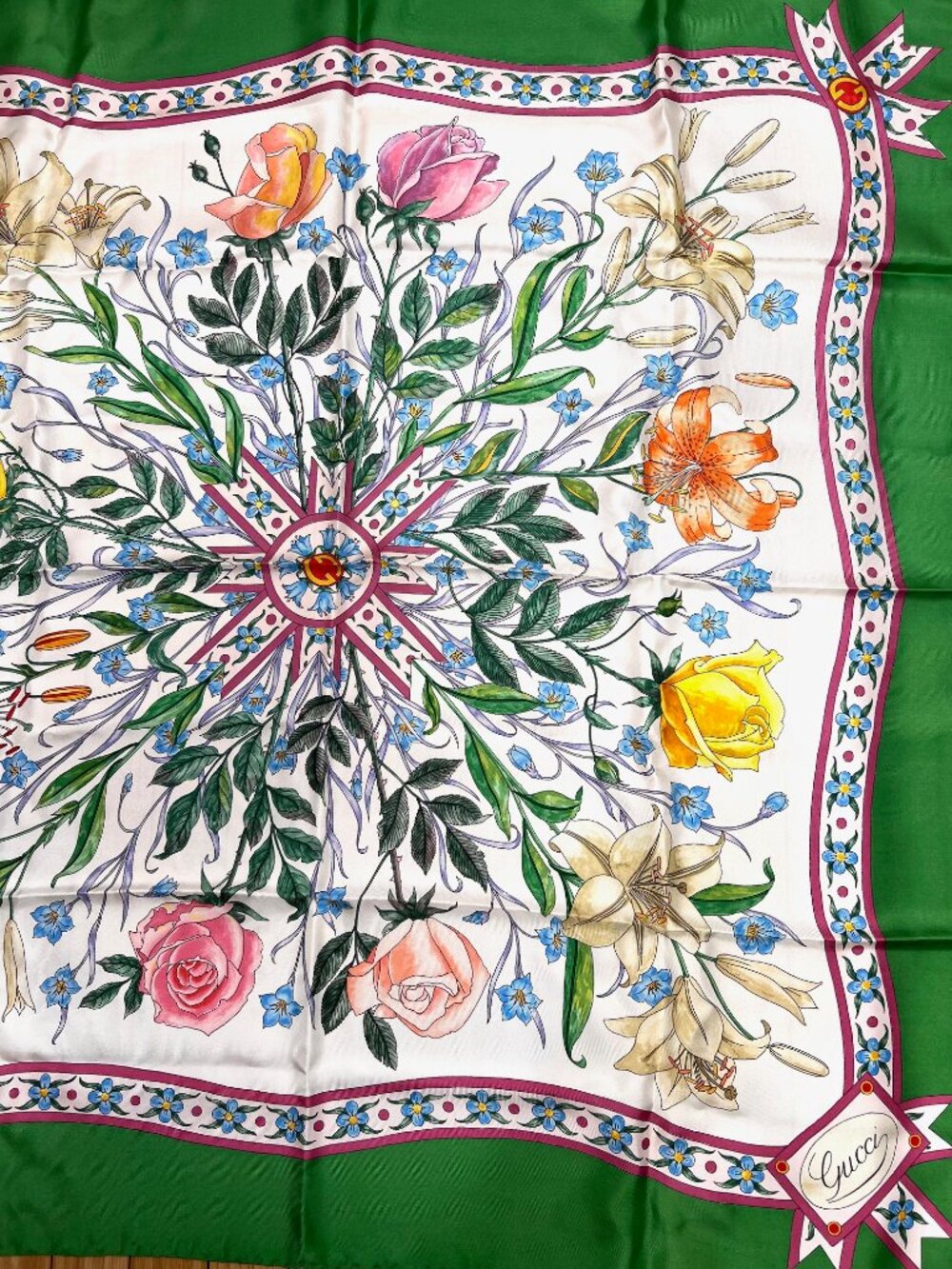 Beautiful Gucci V. ACCORNERO Floral Silk Satin Scarf  Green Beige Pink Flora (22 - Picture 6 of 16